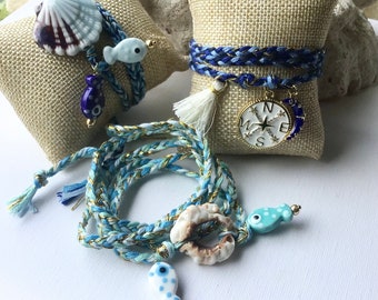 Bracelets /Colliers liens tressés aux couleurs de la mer et de l’été breloques coquillages poissons en porcelaine