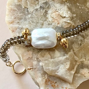 Bracelet en perles de quartz fumés et perle deau douce blanche très chic afbeelding 6