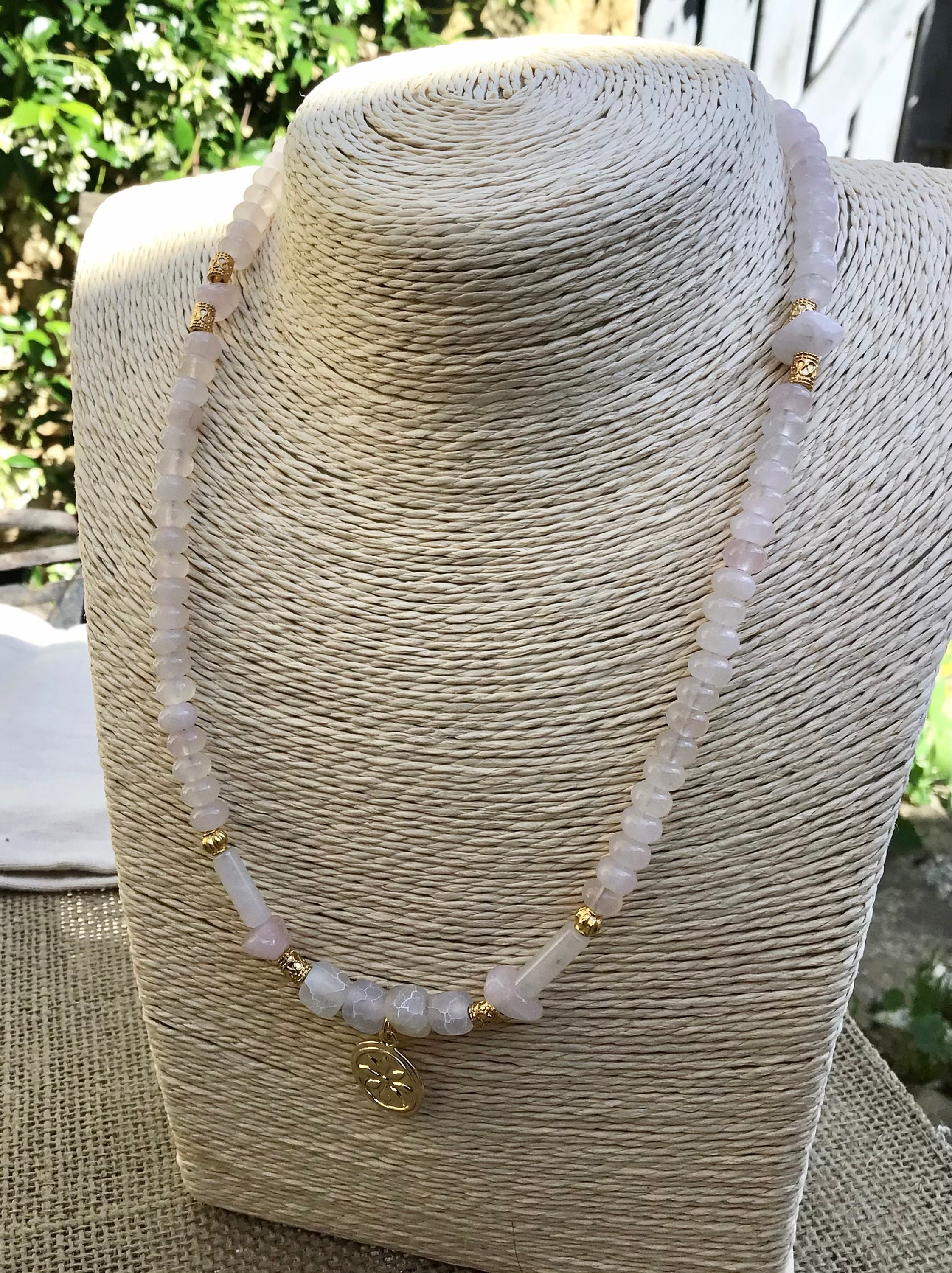 DESIGN - Collier ras de cou orné de pierres semi-précieuses quartz