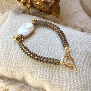 Bracelet en perles de quartz fumés et perle deau douce blanche très chic afbeelding 2