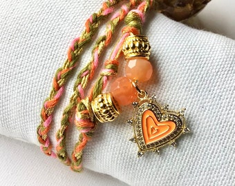 Bracelet d’amitié tressé en fils à broder et lurex doré breloque cœur en émail orange