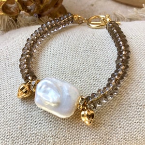 Bracelet en perles de quartz fumés et perle deau douce blanche très chic afbeelding 1