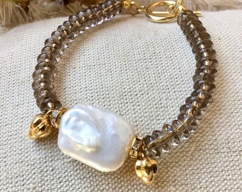 Bracelet en perles de quartz fumés et perle d’eau douce blanche très chic