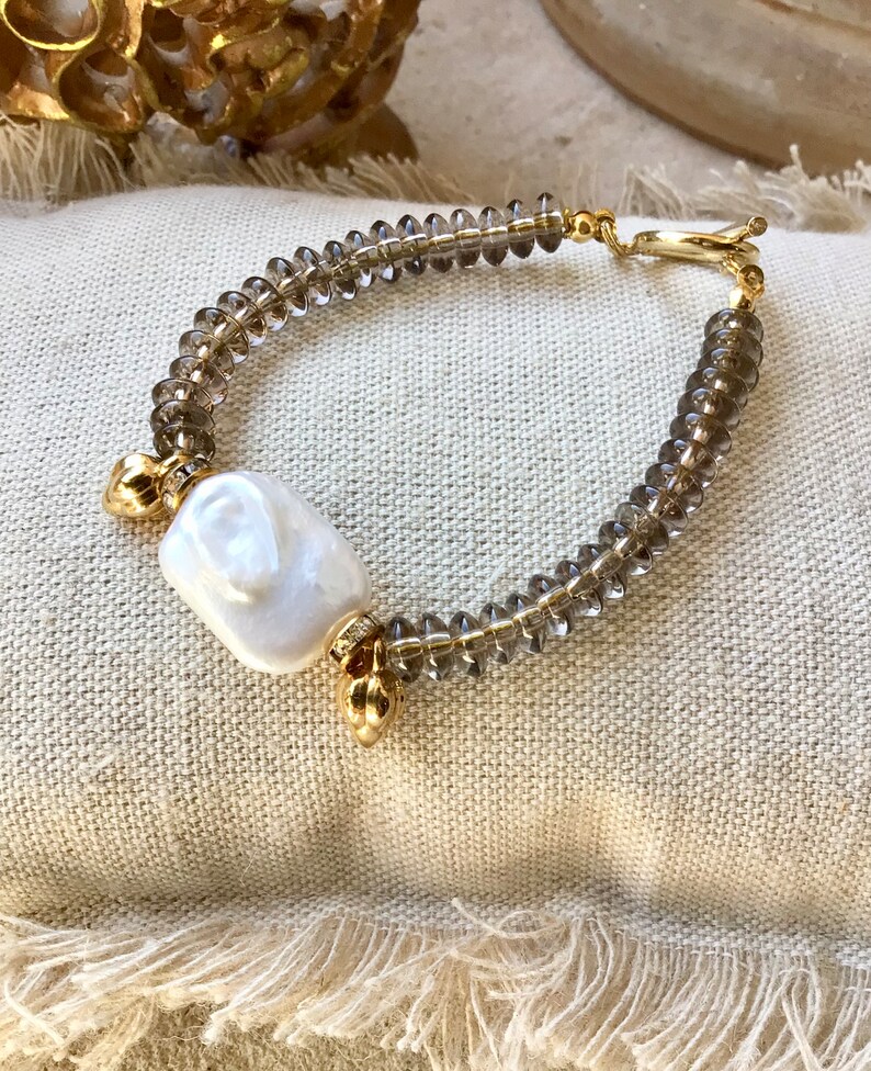Bracelet en perles de quartz fumés et perle deau douce blanche très chic afbeelding 5