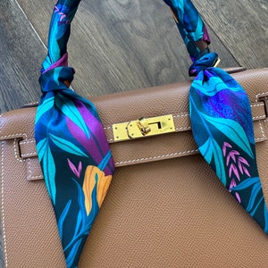 Bufanda fina para bolso, asa o pelo con flores tropicales silvestres en verde azulado, morado y amarillo