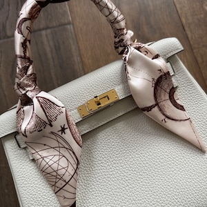 Bolsa de mão em tom sépia Alchemy & Astrology, lenço fino / alça / lenço de cabelo fino / acessório de luxo de designer