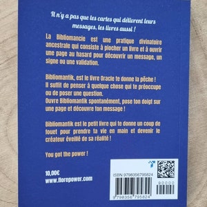 Może przedstawiać: Niebieska książka zatytułowana "Bibliomantik" z białym tekstem. Tylna okładka zawiera francuski tekst opisujący cel książki jako narzędzia wr&oacute;żbiarskiego. Zawiera numer ISBN, cenę i adres strony internetowej.