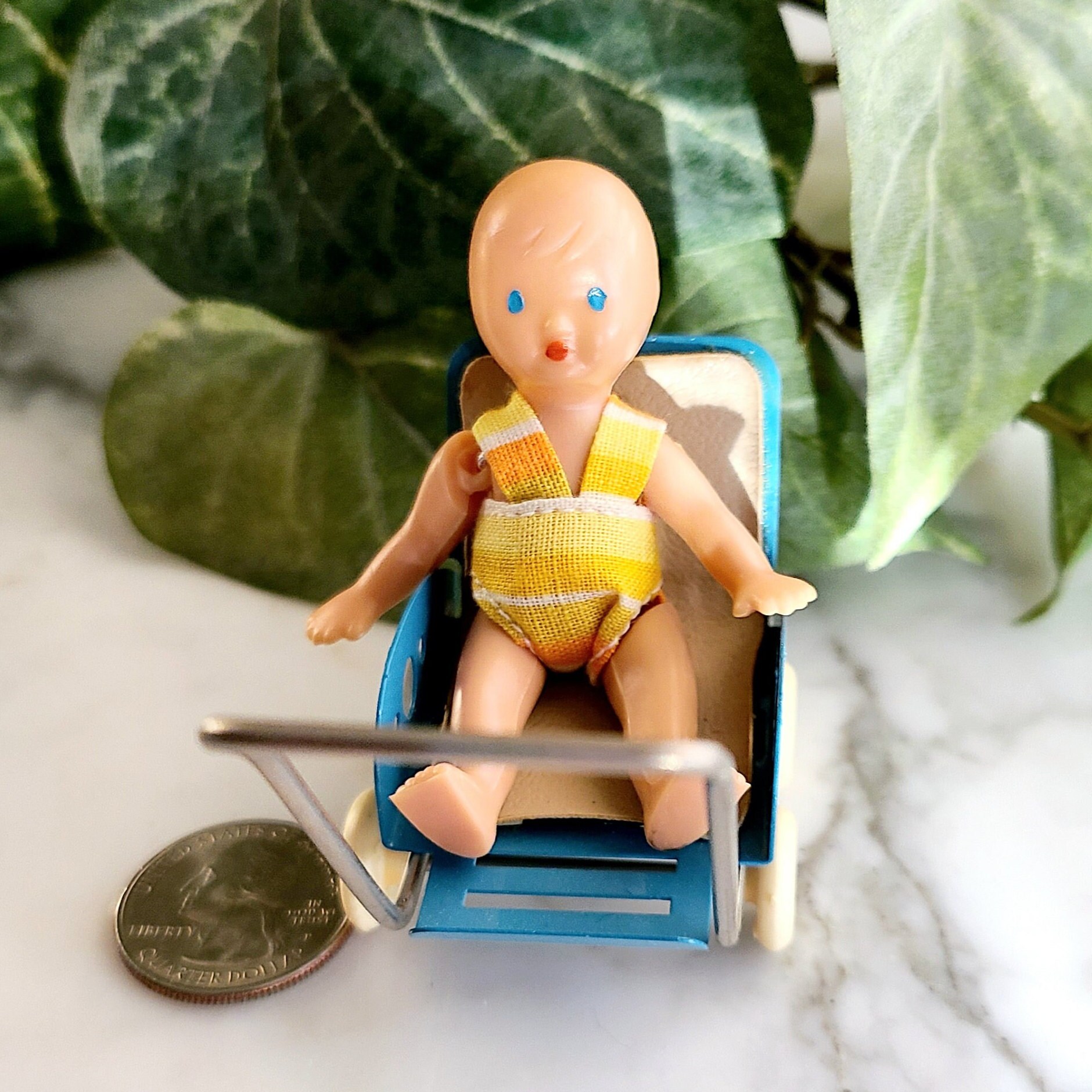 Poussette miniature en métal avec bébé articulé en plastique, maison de  poupée jouet fabriqué en Tchécoslovaquie, vintage des années 50 60 -   France