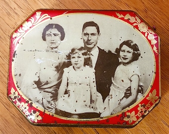 1936 Riley's Brothers Toffee Tin With The Royal Family King George Queen Elizabeth Halifax England Tin Antique Vintage