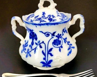 Oversized Flow Blue Sugar Bowl By J&G Meakin Hanley In Semi Porous Colonial Pattern, Antique 1907