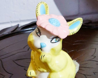 Kitschy Easter Bunny Rabbit Figurine With Daisy Hat & Rhinestone Eyes Vintage 50s 60s