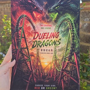 Könnte beinhalten: Ein rechteckiges Poster mit zwei Drachen, einem roten und einem grünen, die über einer Achterbahn thronen. Der Text lautet: TWO DRAGONS. ONE LEGEND. DUELING DRAGONS, chinesische Schriftzeichen, GUANGZHOU SUNAC LAND und CHOOSE YOUR SIDE. RED OR GREEN?