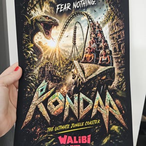 Może przedstawiać: Prostokątny plakat przedstawiający kolejkę górską Kondaa w Walibi Belgium. Grafika ukazuje wielkiego węża, wagonik kolejki z pasażerami, dżunglę z ruinami oraz tekst FEAR NOTHING, KONDAA THE ULTIMATE JUNGLE COASTER i WALIBI BELGIUM.