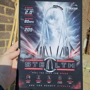 Puede incluir: Un póster rectangular de la montaña rusa Stealth en Thorpe Park. Muestra una vía blanca contra un cielo nublado, con texto que indica 0-80mph en 2,0 segundos, 80mph de velocidad máxima y 205 pies de altura. La palabra STEALTH está en neón rojo.