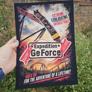 Może przedstawiać: Prostokątny plakat przedstawiający kolejkę górską na torze na tle nieba o zachodzie słońca. Tekst brzmi: EXTREME. EXHILARATING. UNFORGETTABLE. Expedition GeForce. HOLD ON FOR THE ADVENTURE OF A LIFETIME! Projekt wykorzystuje kolory czarny, czerwony i żółty.