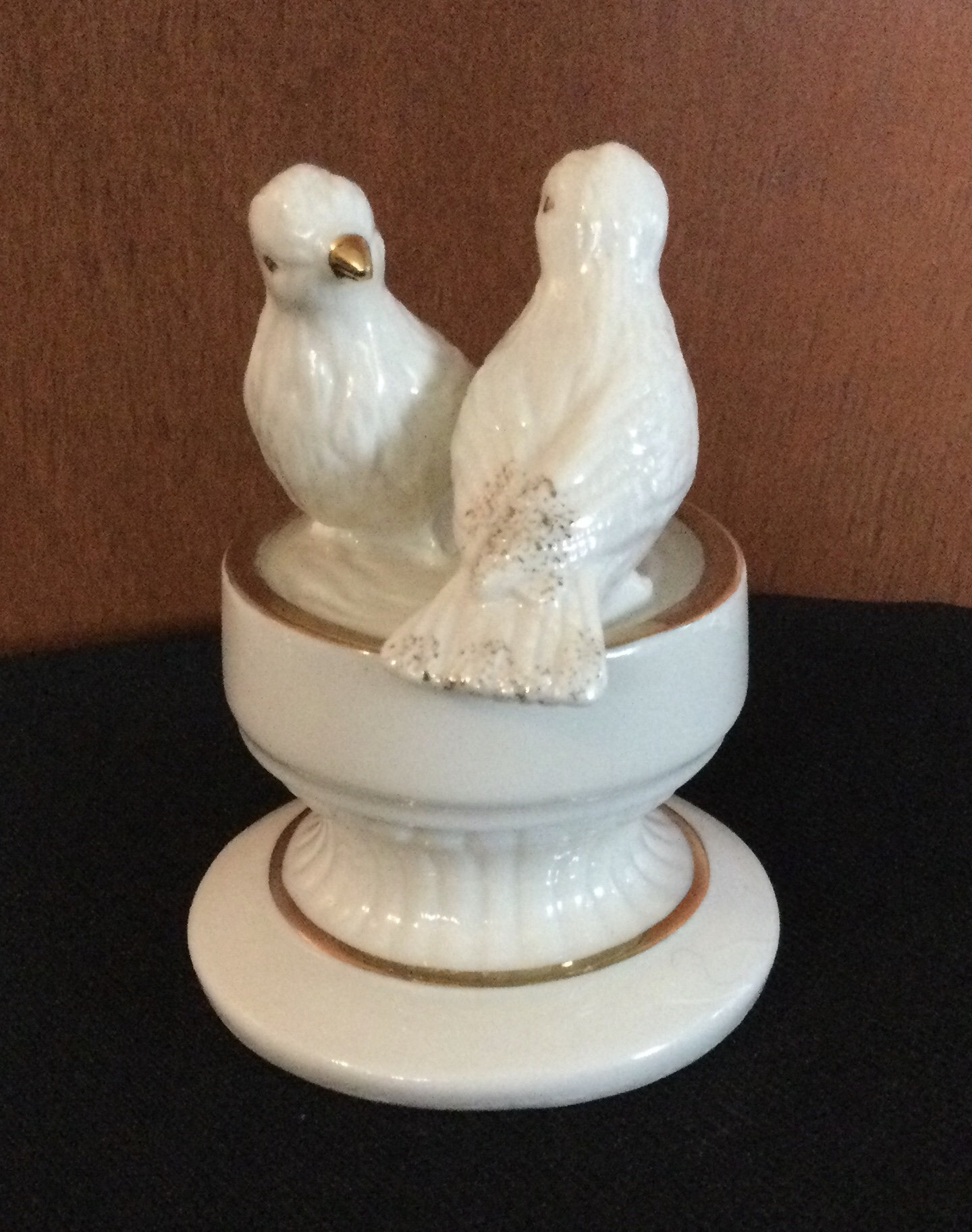 Vintage Porcelain Two White Birds in Bird Bath Figurine ( as is
