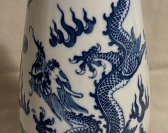 Jarrón antiguo de la dinastía Qing, estilo Qianlong, con dragón azul y blanco.