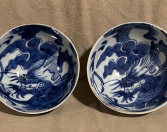 2 cuencos pequeños chinos antiguos de dragón azul y blanco, marcados con el emblema Lingzhi del período Kangxi.