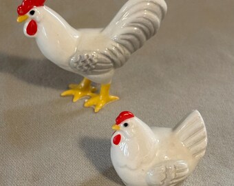 2 figuras miniatura de cerámica vintage de gallo y gallina