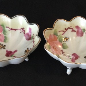 Par vintage de platos para nueces de porcelana festoneada con diseño de rosa y pájaro de Japón