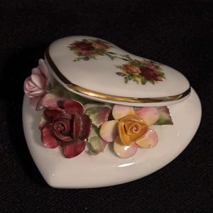 Vintage Royal Albert Old Country Roses Pattern Roses Peeking Out from Heart Box Figurine