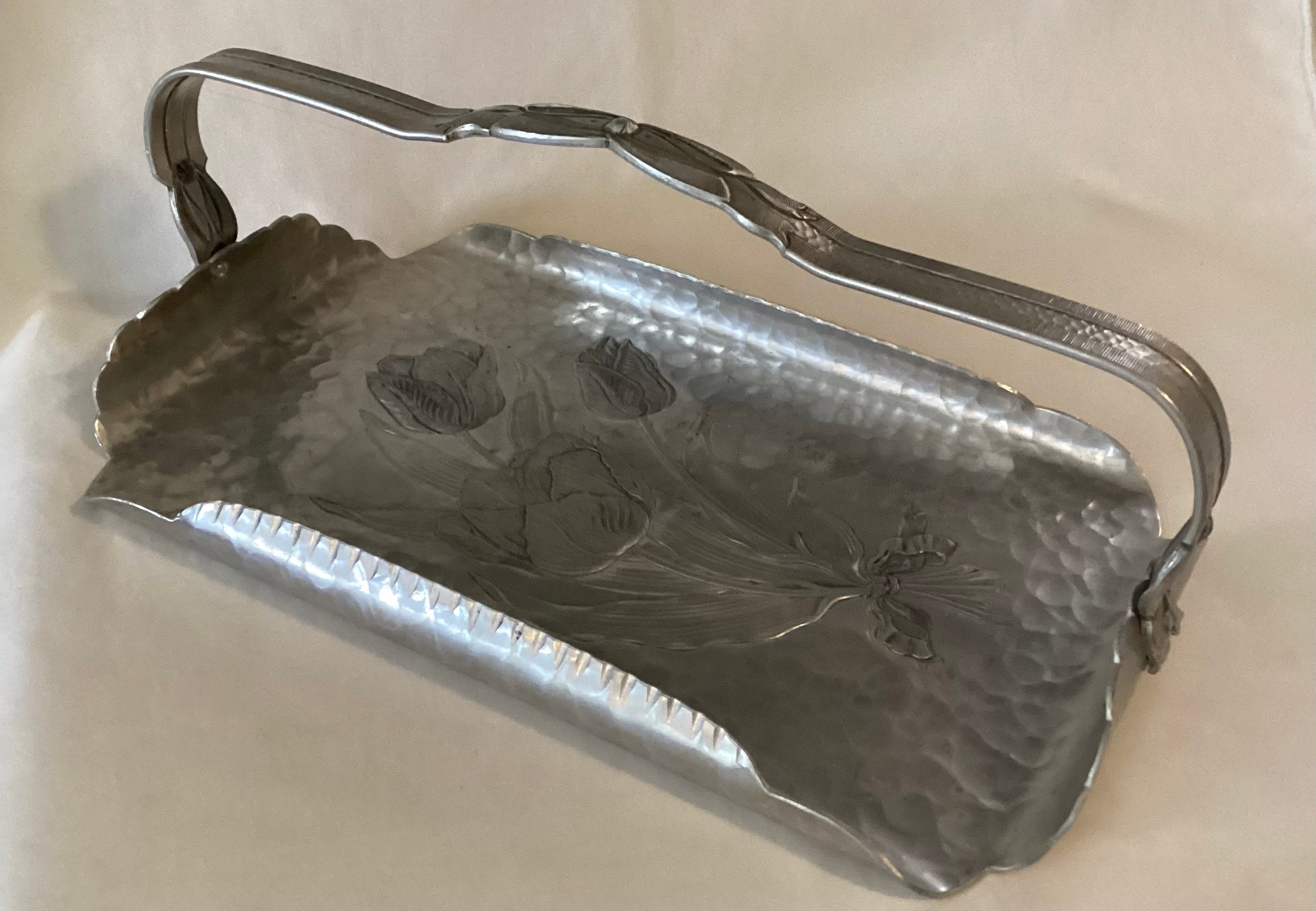 ビンテージ ハンマード仕上げの金属製トレイ Vintage Hand Creations by Rodney Kent Hammered Aluminum Handled