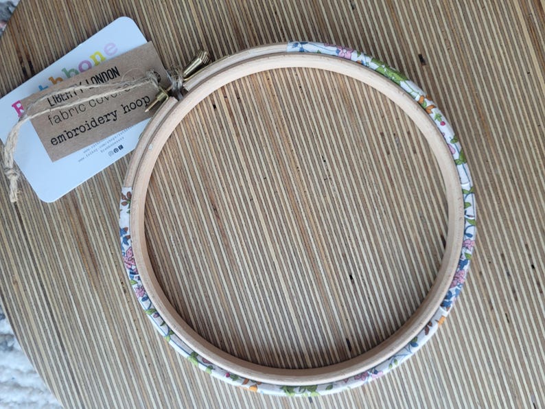 Peut inclure: Un cerceau de broderie en bois avec un rev&ecirc;tement en tissu floral. Le cerceau a un diam&egrave;tre de 15 cm et est fait de bois naturel. Le rev&ecirc;tement en tissu est un imprim&eacute; Liberty London avec une vari&eacute;t&eacute; de couleurs et de motifs.
