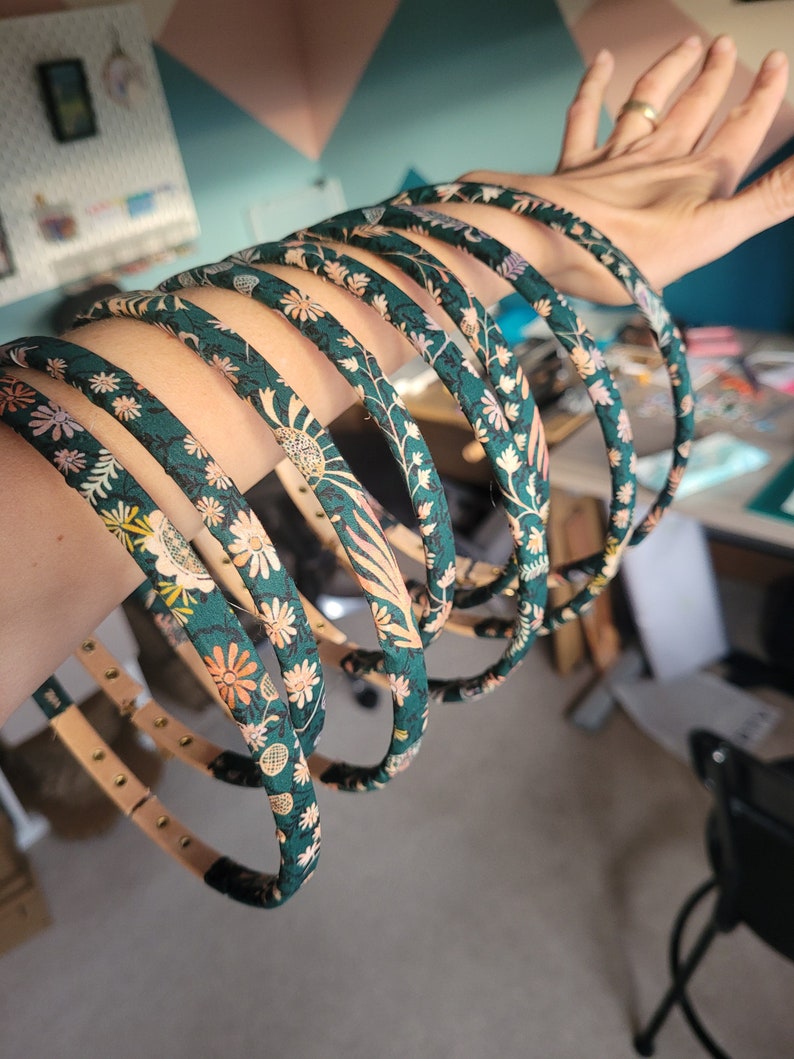 Peut inclure: Un ensemble de 8 bandeaux &agrave; motifs floraux verts. Les bandeaux sont en tissu et ont un design simple.