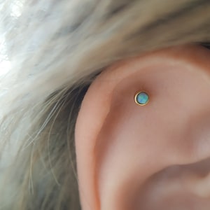 Piercing pequeño de ópalo para labio (16 g) - Tornillo plano de ópalo dorado - Pendiente de hélice de oro rosa - Pendiente para trago (16 g)