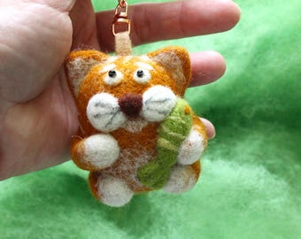 Llavero/colgante para bolso de fieltro de gato jengibre con pez