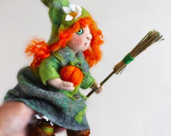 Muñeca de fieltro de lana con forma de bruja, con escoba y calabaza (25 cm)