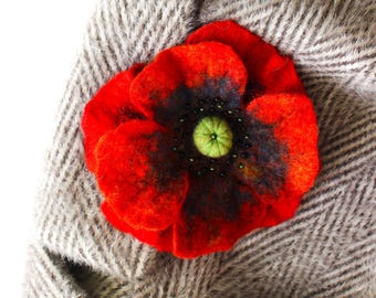 Broche de lana de fieltro con flor de amapola roja