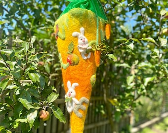 Conos de fieltro naranjas para el primer día de clases, zanahorias, conejos y letras del alfabeto.