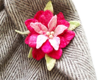 Broche floral rosa de fieltro