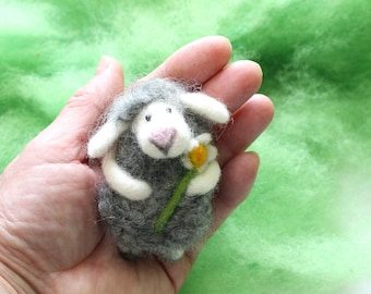Broche de oveja de fieltro hecho a mano