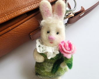 dije de conejito de fieltro hecho a mano