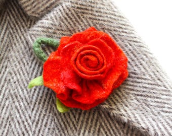 Broche de rosa roja de fieltro