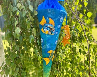 Cono escolar de fieltro azul con motivos marinos para un primer día de clases muy especial.