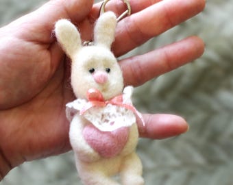 Dije de conejito blanco de fieltro con corazón rosa