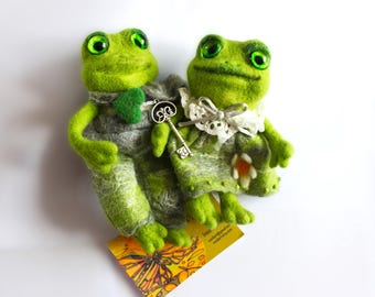 Pareja dulce de ranas de lana afieltrada