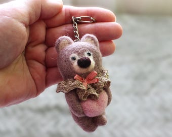 Llavero de oso de lana de fieltro con dije de corazón rosa: accesorio animal hecho a mano