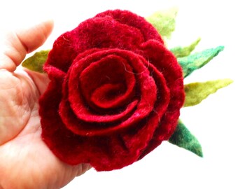 Rosa de fieltro rojo burdeos