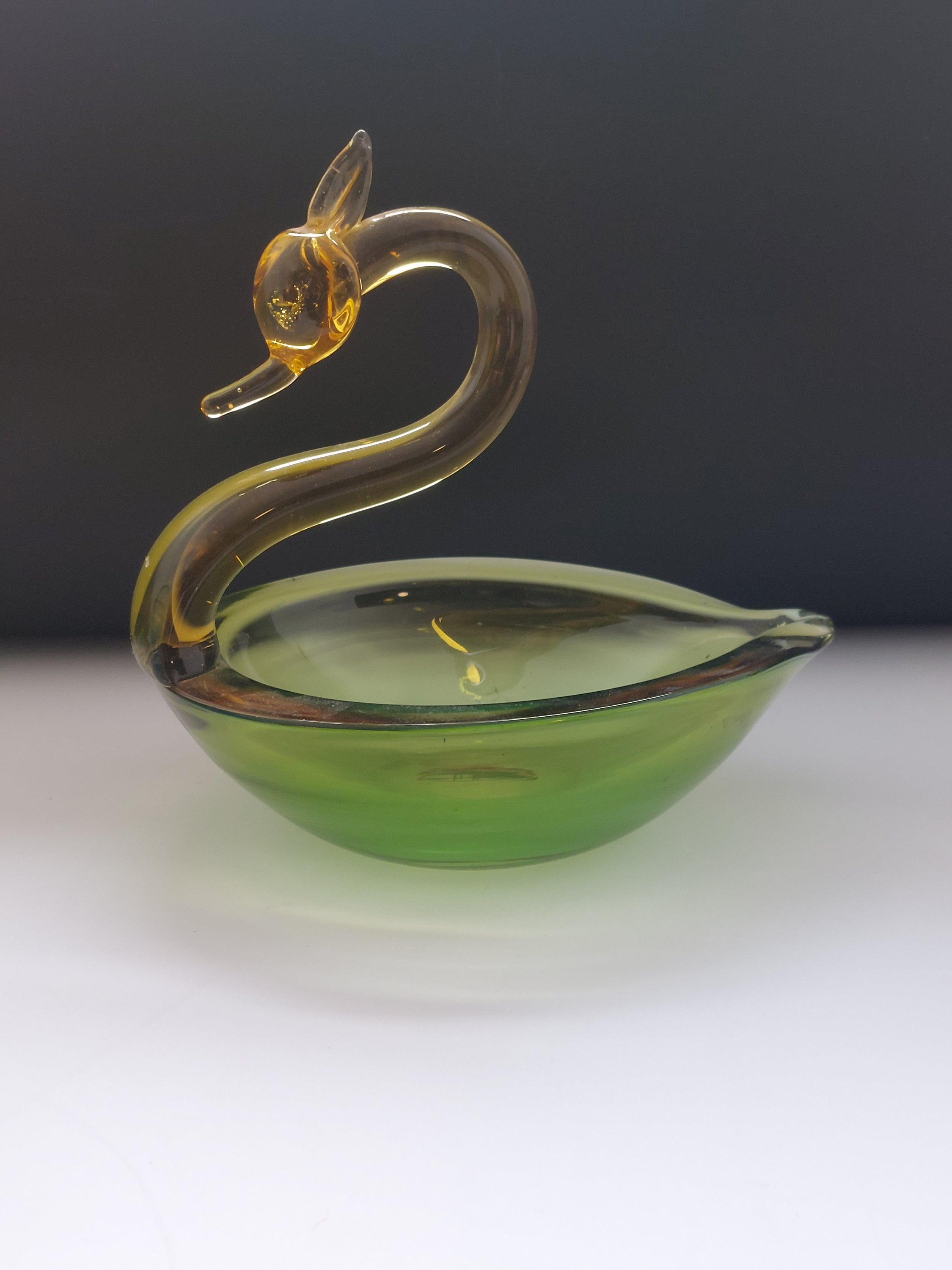 見事なアートガラスの白鳥、黄緑色の鳥、水鳥の装飾、ヴィンテージの