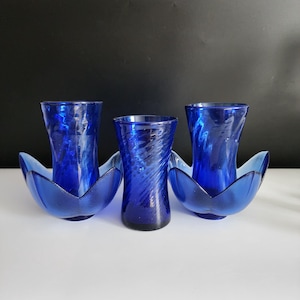 Trio de gobelets et deux bols lotus bleu cobalt vintage verres et bols à pétales bleu foncé soufflé à la bouche