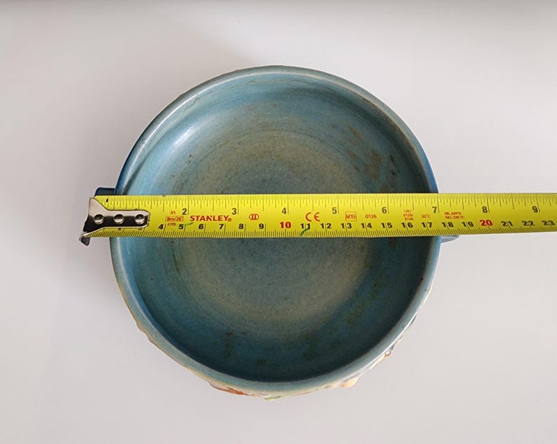 Puede incluir: Un cuenco de cer&aacute;mica azul con una cinta m&eacute;trica amarilla en la parte superior. El cuenco tiene un di&aacute;metro de aproximadamente 50 cm.