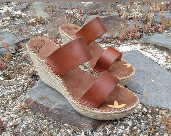 Keilsandalen mit zwei Riemen. Hohe Keilsandalen. 10 cm hoher Keilabsatz mit offener Ferse. Leder-Espadrillesandalen für Damen.
