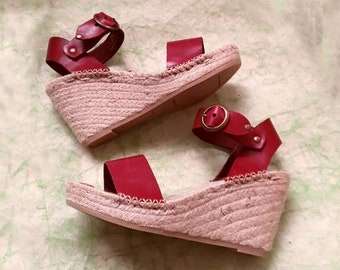 Spadrille sandal wedge esparto. Sandal bracelet wide to ankle. Wedge esparto sandal. Espadrille strips wide skin. Red leather sandal