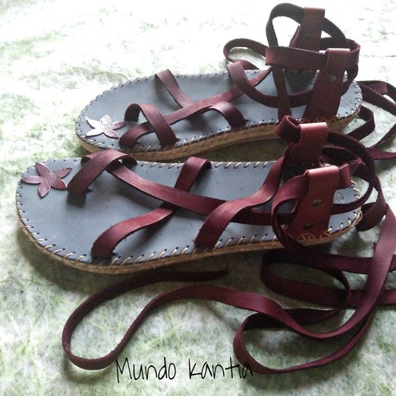 Semi flat espadrilles sandals with crossed leather straps. Natural jute and leather Roman sandals. Gladiators. Espadrilles adjustable strips Semi flat espadrilles sandals with crossed leather straps. Natural jute and leather Roman sandals. Gladiators. Espadrilles adjustable strips