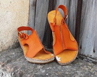 Zueco abierto bohemio. Zueco espadrille Peep Toe sixties. Zueco espadrille media cuña. Zueco cuña yute natural. Zueco mule cuña esparto
