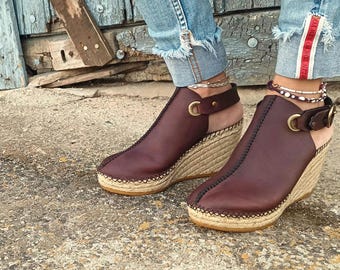 Zueco cuña alta de piel. Zueco piel curtido vegetal. Zueco cuña yute natural. Zueco mule cuña esparto. Zueco espadrille piel hecho a mano
